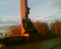 Памятник Матросову и Губайдуллину на закате